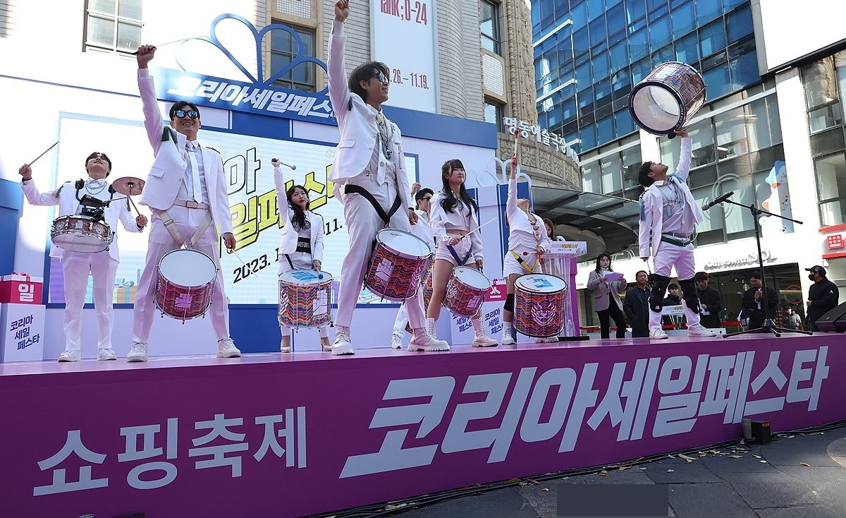 지난해 11월 명동 거리에서 열린 2023 코리아세일페스타 개막식 기념 공연이 펼쳐지고 있다. /연합뉴스