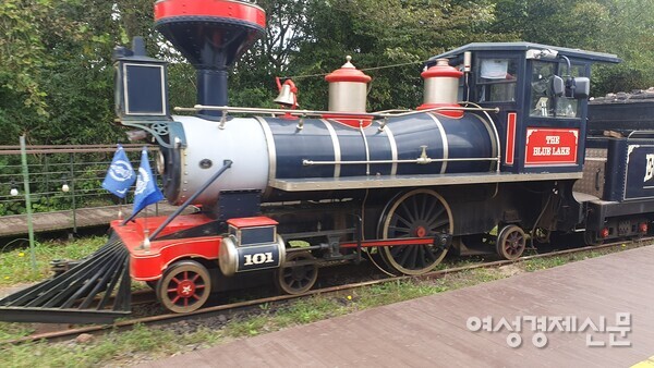 품위 있고 고풍스러운 기차를 타고 /박종섭