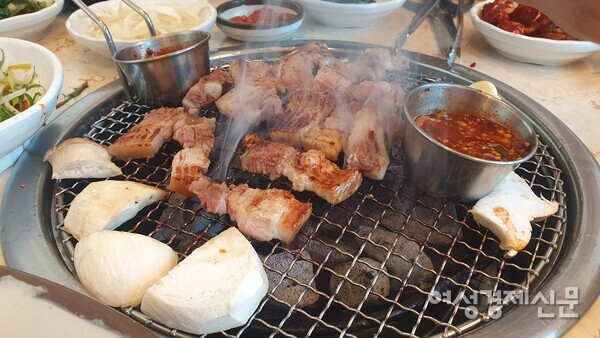 제주의 명물 흑돼지 회식도 즐기고 /박종섭