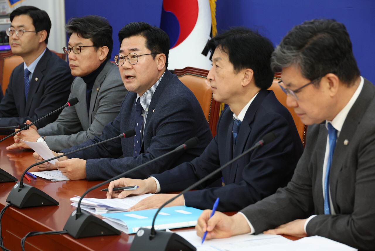 박찬대 더불어민주당 원내대표가 11월 6일 국회에서 열린 대한민국 주식시장 활성화 TF 1차회의에서 인사말을 하고 있다. /연합뉴스