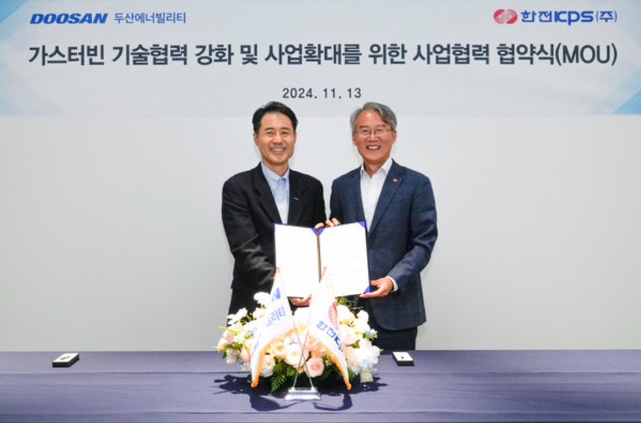 지난 13일 열린 '가스터빈 기술 협력 강화 및 사업 확대를 위한 협력 협약(MOU)' 체결식에서 (오른쪽)김도윤 한전KPS 발전안전사업본부장과 손승우 두산에너빌리티 파워서비스 BG장이 기념촬영을 하고 있다. /두산에너빌리티