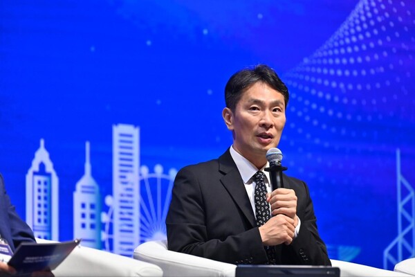 이복현 금융감독원장이 홍콩 그랜드하얏트호텔에서 연 한국 투자설명회(IR)에서 해외 투자자와 만났다. /금융감독원