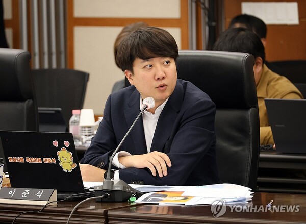 개혁신당 이준석 의원이 10월 17일 대전 한국과학기술원(KAIST)에서 열린 국회 과학기술정보방송통신위원회의 국정감사에서 질의하고 있다. /연합뉴스