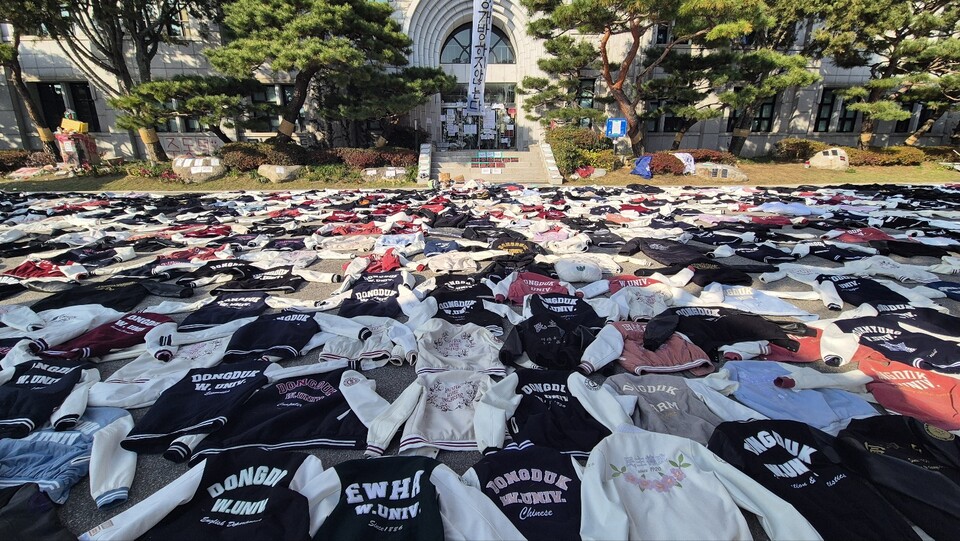  지난 13일 오후 동덕여대 본관 앞에 학생들이 벗어둔 학교 점퍼 수백 점이 놓여 있다. /김민 기자