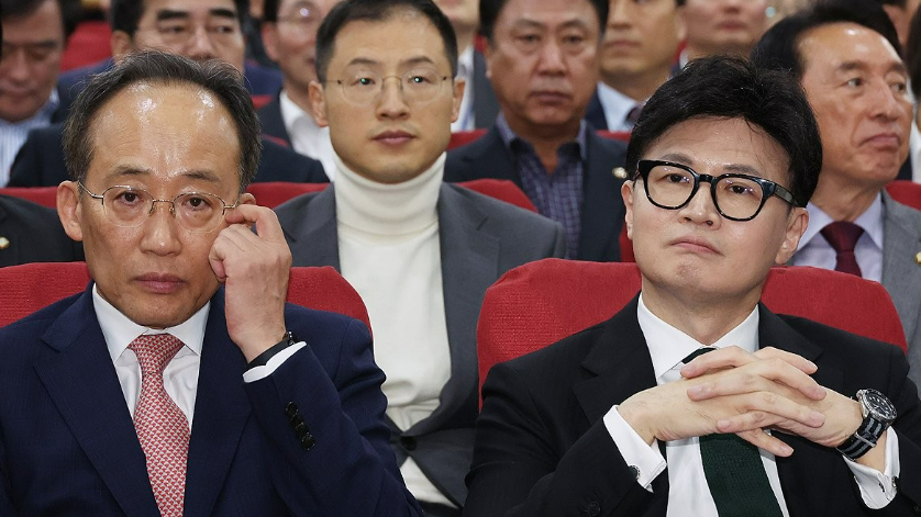 지난 11일 국회 의원회관에서 열린 '국민의힘-윤석열 정부 합동 전반기 국정 성과 보고 및 향후 과제 토론회'에서 한동훈 대표와 추경호 원내대표가 나란히 앉아 있다. /연합뉴스