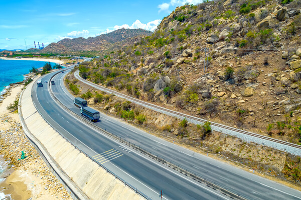차창으로 펼쳐진 풍경도 걷기 힘든 어르신에겐 가슴이 탁 트인다. /게티이미지뱅크