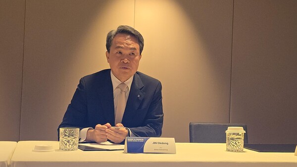 진옥동 신한금융지주 회장이 13일(현지시간) 홍콩에서 열린 한국투자설명회(IR)에서 신한투자증권 손실 사고와 관련해 언급했다. /홍콩=연합뉴스 