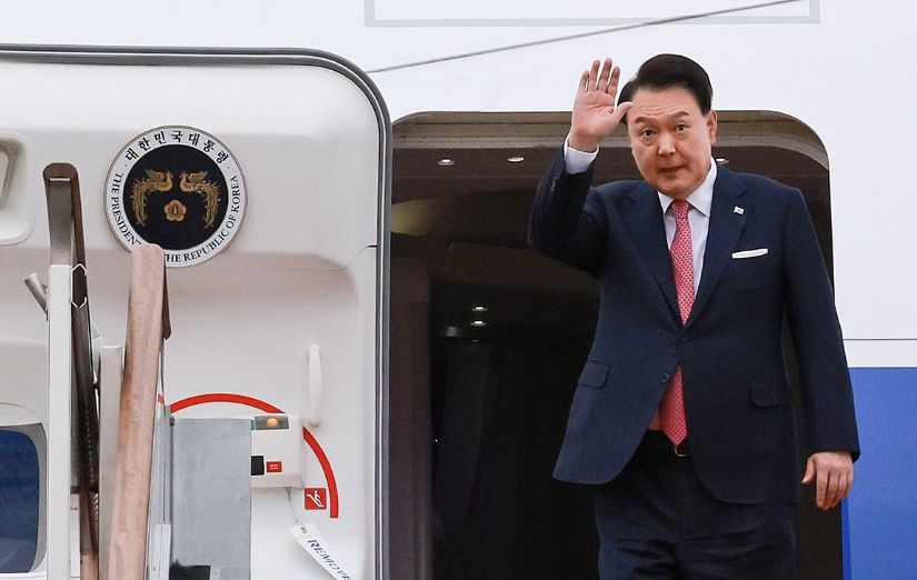 윤석열 대통령이 지난 14일 성남 서울공항에서 31차 아시아태평양경제협력체(APEC) 및 19차 주요 20개국(G20) 정상회의 참석을 위해 출국하며 전용기인 공군 1호기에 올라 인사하고 있다. 김건희 여사는 이번 순방에 동행하지 않았다. /연합뉴스