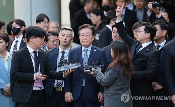 더불어민주당 이재명 대표가 15일 오후 서울 서초구 서울중앙지법에서 열린 공직선거법 위반 혐의 관련 1심 선고 공판을 마친 뒤 취재진 질문에 답하고 있다. /연합뉴스