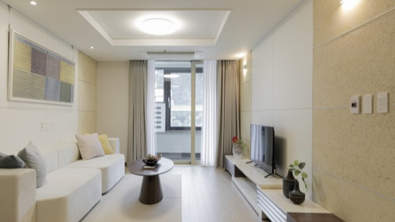 주형환 저출산고령사회위원회 부위원장은 독립생활이 불가능한 경우에도 노인복지 주택에 계속 거주할 수 있도록 제도 개선을 검토할 예정이라고 밝혔다. 사진은 평창동에 위치한 KB골든라이프케어의 '평창 카운티' /연합뉴스