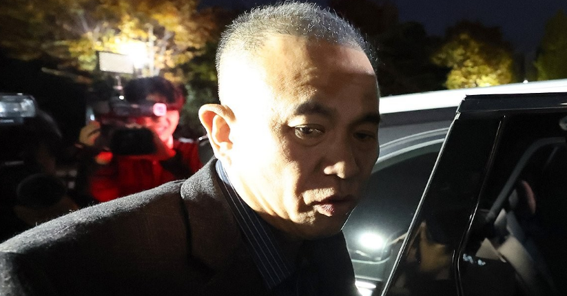 명태균 씨가 지난 8일 오후 경남 창원시 성산구 창원지방검찰청(창원지검)에서 조사를 마치고 자신의 차량에 오르고 있다. /연합뉴스