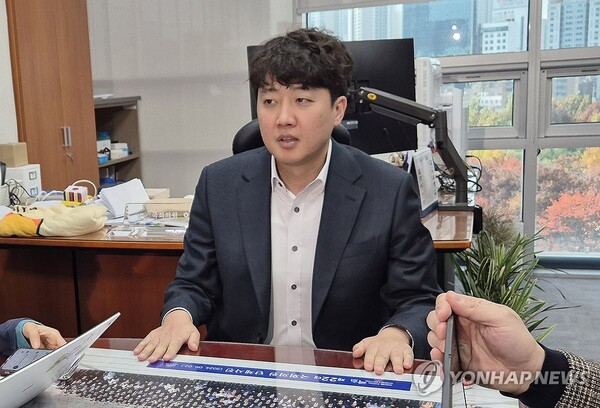 개혁신당 이준석 의원이 15일 국회 의원회관 사무실에서 기자들과 질의응답하고 있다. /연합뉴스