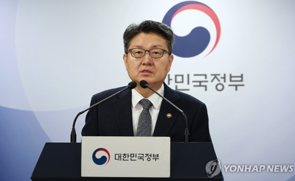 오석환 교육부 차관이 19일 서울 종로구 정부서울청사에서 열린 브리핑에서 발언하고 있다. /연합뉴스