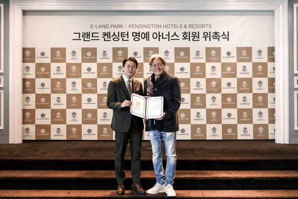 이지운 이랜드파크 대표(왼쪽)와 최민식 배우가 그랜드 켄싱턴 명예 회원 위촉식에서 기념 촬영을 하고 있다. /이랜드