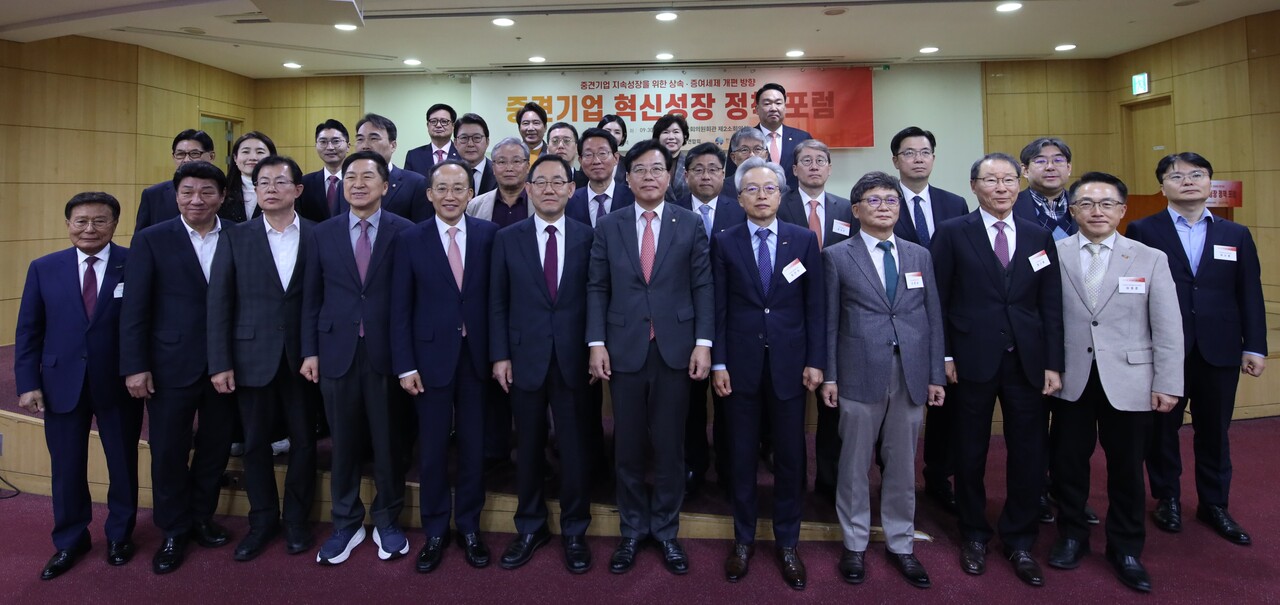 한국중견기업연합회가 19일 국회 기획재정위원장실과 공동으로 '제4차 중견기업 혁신성장 정책 포럼'을 열었다. 이날 행사에는 구자관 삼구아이앤씨 책임대표사원, 강대식 국민의힘 의원, 이만희 국민의힘 의원, 김기현 국민의힘 의원, 추경호 국민의힘 원내대표, 주호영 국회 부의장, 송언석 국회 기획재정위원장, 최진식 중견련 회장, 오문성 한국조세정책학회 회장, 정구용 인지컨트롤스 회장, 이호준 중견련 상근부회장 등이 참가했다. /한국중견기업연합회