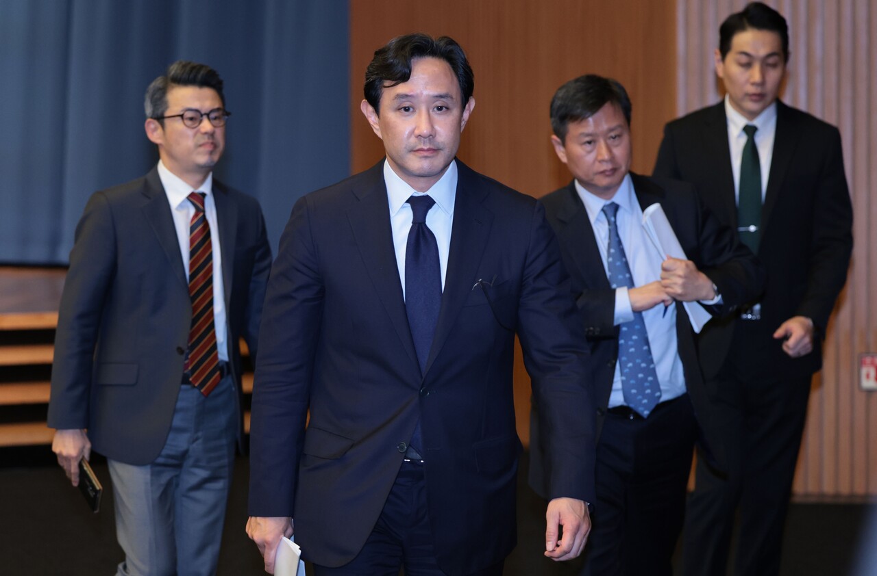 최윤범 고려아연 회장이 지난 13일 서울 중구 대한상공회의소에서 기자회견을 마친 뒤 퇴장하고 있다. 이날 고려아연은 지난달 30일 제출한 일반공모 유상증자 결정을 전격 철회했다. /연합뉴스