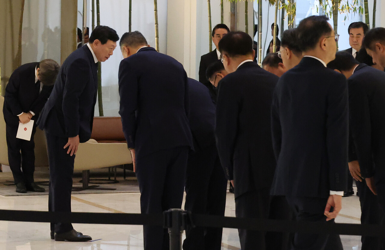 신격호 롯데 창업주 4주기를 하루 앞둔 1월 18일 신동빈 롯데그룹 회장이 서울 송파구 롯데월드타워 1층에서 열린 추모식을 마치고 임직원들과 인사하고 있다. /연합뉴스