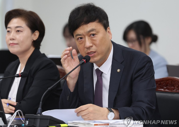 정성국 국민의힘 의원이 10월 부산 금정구 부산대학교에서 열린 국회 교육위원회 국정감사에서 질의하고 있다. /연합뉴스