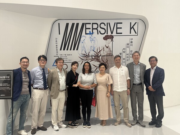 노박 커털린 전 헝가리 대통령은 새르더해이 이슈트반 주한 헝가리 대사와 함께 전시장을 찾아 "한국의 유구한 역사와 예술적 감각을 최첨단 기술로 생생하게 구현해낸 전시"라며 찬사를 아끼지 않았다. /간송미술문화재단