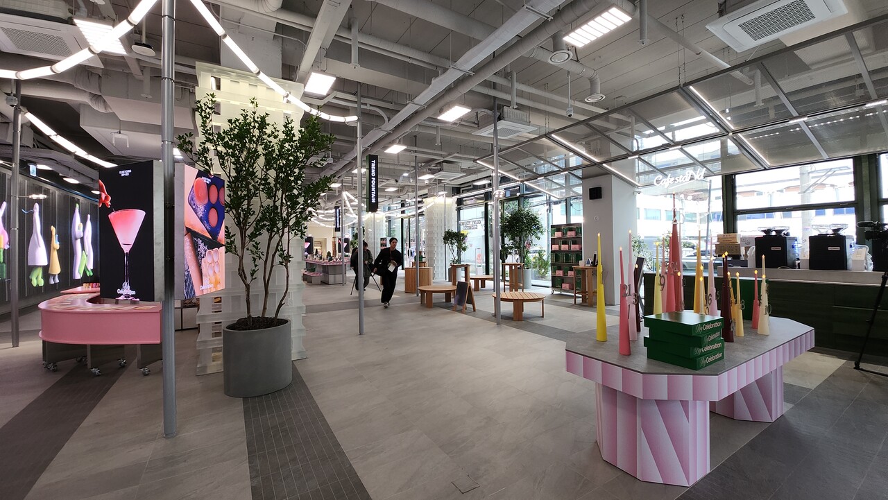 21일 오전 올리브영N 성수 1층에 전시 공간이 마련돼 있다. /류빈 기자