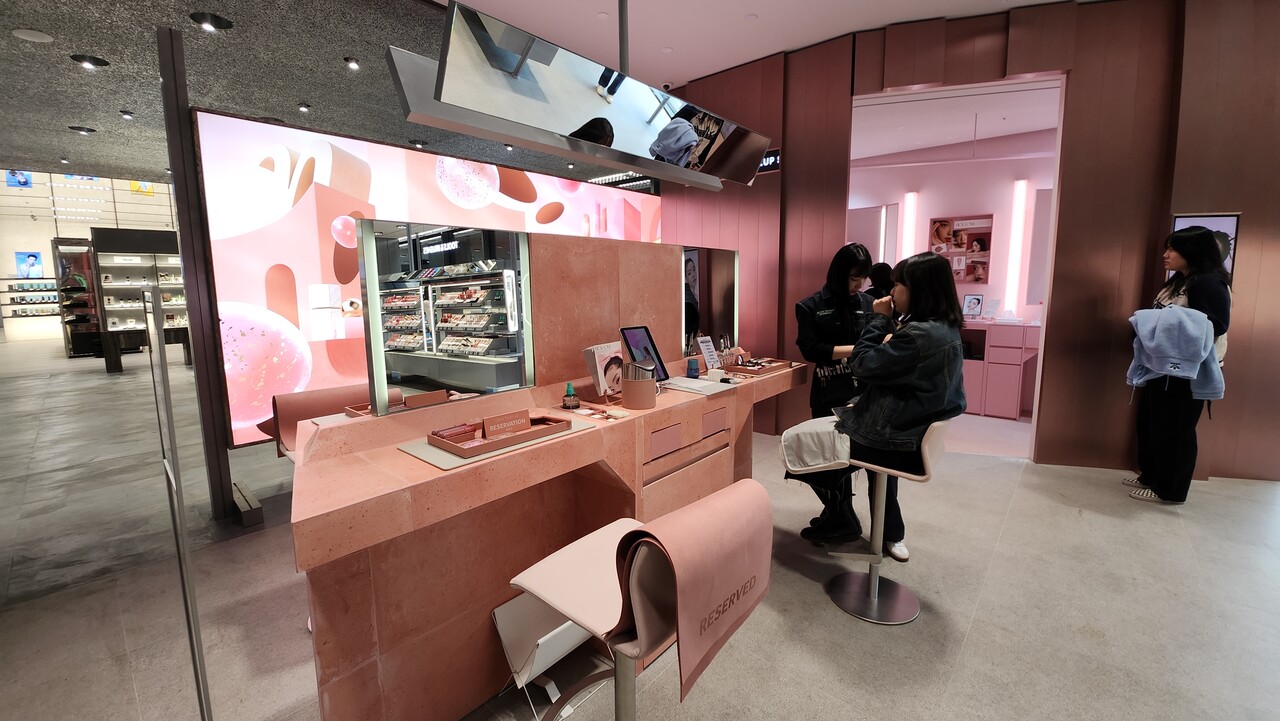 올리브영N 성수 2층에 마련된 터치업 바 /류빈 기자