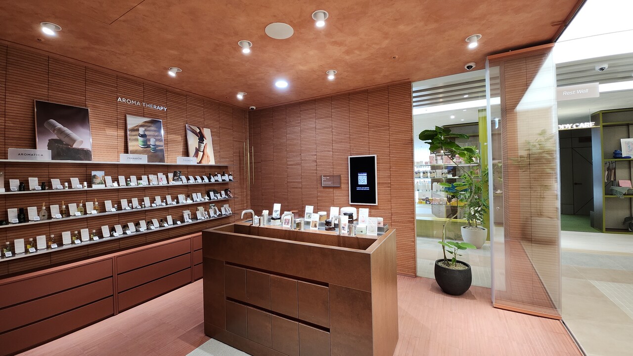 올리브영N 성수 3층 레스트 웰(잘 쉬기) 공간에 마련된 아로마 테라피 제품 /류빈 기자