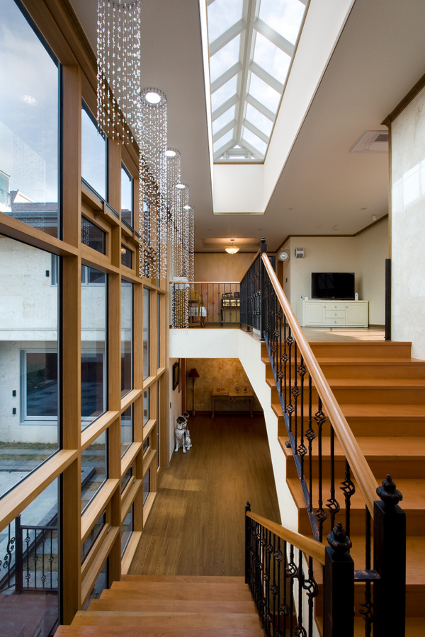 필자의 대표작이라 할 수 있는 단독주택 '이입재', 설계비는 물론 설계 작업에서 건축사를 믿고 존중해 주고 시공자가 혼신을 다해 공사하게 된 결과는 '부산다운 건축상' 수상의 영광까지 가질 수 있었다. 설계에서 시공까지 건축주, 건축사, 시공자가 혼연일체가 된 바람직한 집짓기의 모범 사례라 할 수 있다. /김정관