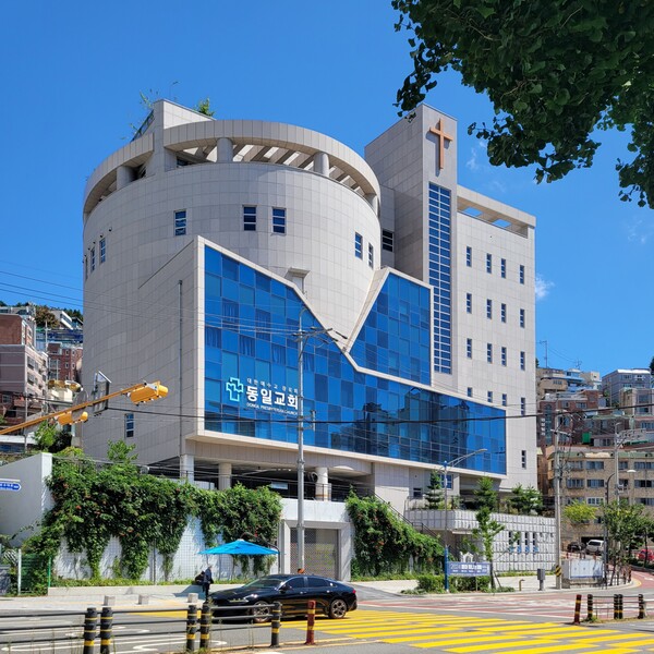 건축 설계의 꽃이라 할만한 종교 건축물, 교회 건축은 전문 건축사가 있어 일반 건축사의 참여가 어렵다. 필자는 교회로부터 설계 작업에 대한 전권을 위임받아 작업에 전념할 수 있었고 그 결과는 모두가 만족하는 교회로 지어져 주변 교회의 부러움을 사고 있다. /김정관