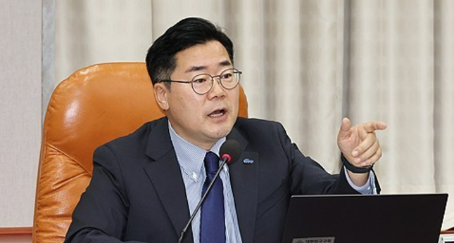 지난 19일 오전 열린 국회 국회운영위원회 전체회의에서 박찬대 위원장이 질의하고 있다. /연합뉴스