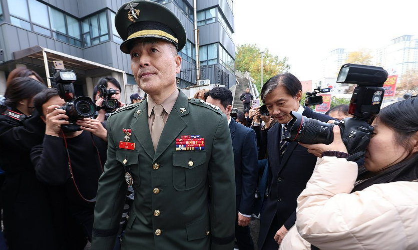 해병대 채모 상병 순직사건 수사 관련 항명 및 상관명예훼손 혐의로 기소된 박정훈 전 해병대 수사단장이 21일 오후 서울 용산구 중앙지역군사법원 앞에서 결심 공판에 출석하고 있다. 오른쪽 뒤는 조국 조국혁신당 대표다. /연합뉴스