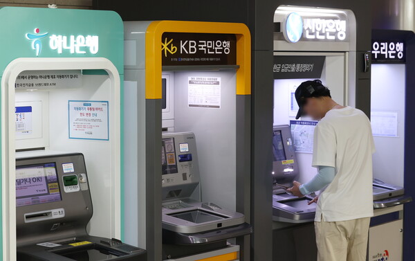 LTV 담합 의혹 관련 공정위와 은행의 주장이 엇갈리는 가운데 재심사 명령에 따라 최종 제재는 내년으로 연기될 수 있다는 전망이 나온다. /연합뉴스