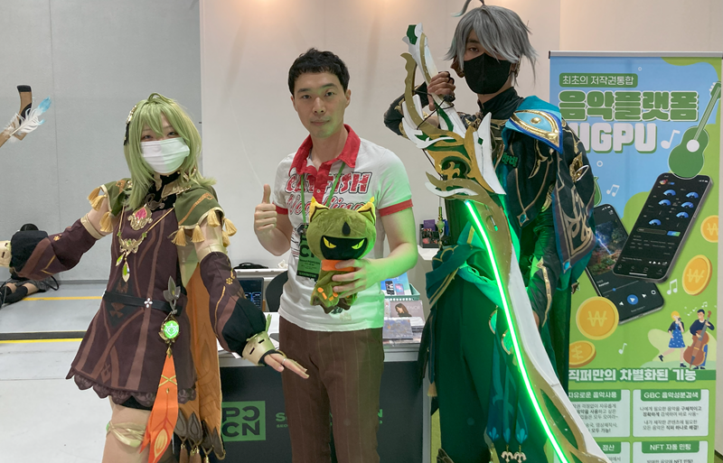 국내 한 핀테크 박람회에 참석한 견두헌 대표가  최초의 저작권 통합 음악 플랫폼 직퍼 프로그램을 소개하고 있다. /케이저