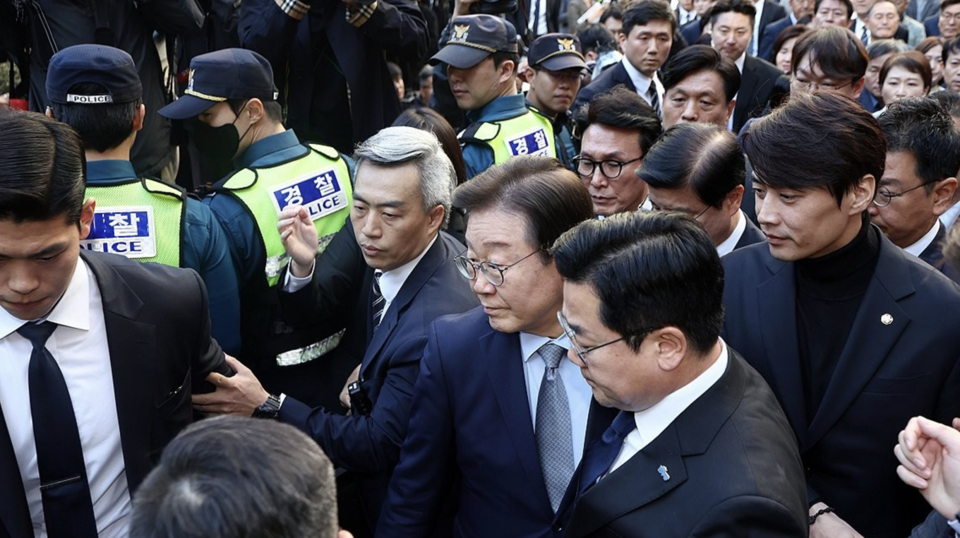 이재명 대표가 15일 오후 서울 서초구 서울중앙지법에서 열린 공직선거법 위반 혐의 관련 1심 선고 공판을 마친 뒤 법원 청사를 나서고 있다. /연합뉴스