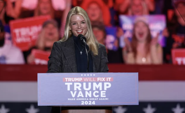 트럼프의 게이츠를 대체할 인물로 팸 본디(Pam Bondi) 전 백악관 특정직 법률 보좌관을 지명했다. 2020년 트럼프 탄핵이 진행될 때 법률 자문을 제공했다. 경력으로 볼 때 법무장관 인준은 무난해 보인다. /로이터=연합뉴스