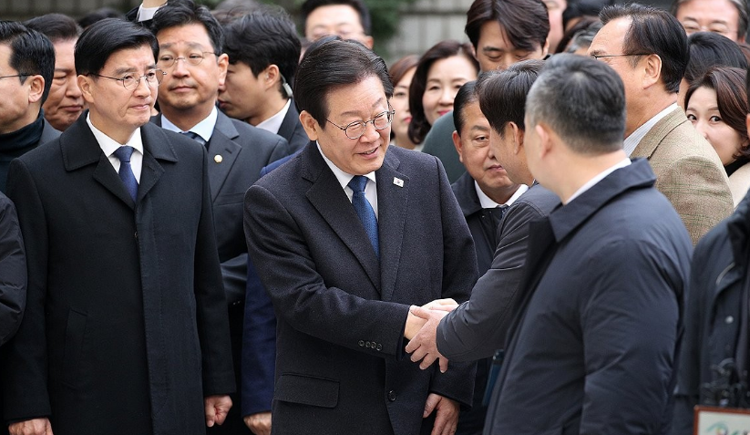 이재명 더불어민주당 대표가 25일 오후 서울 서초구 서울중앙지법에서 열린 '위증교사' 혐의 사건 1심 선고 공판에 출석하며 법정으로 향하고 있다. /연합뉴스
