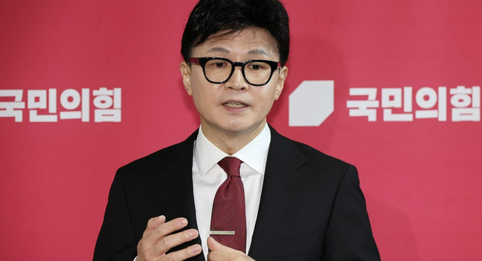 한동훈 국민의힘 대표가 25일 오전 국회에서 열린 최고위원회의를 마친 뒤 나와 취재진의 질문에 답변하고 있다. /연합뉴스