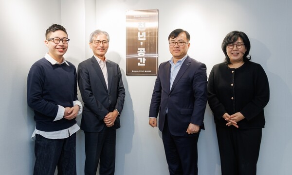 서울시 영등포구 소재 ‘청년, 공간’에서 진행한 개소식에서 (왼쪽부터) 조만성 다다다협동조합 이사장, 한찬희 아름다운재단 이사장, 조정훈 신한은행 ESG본부장/신한은행