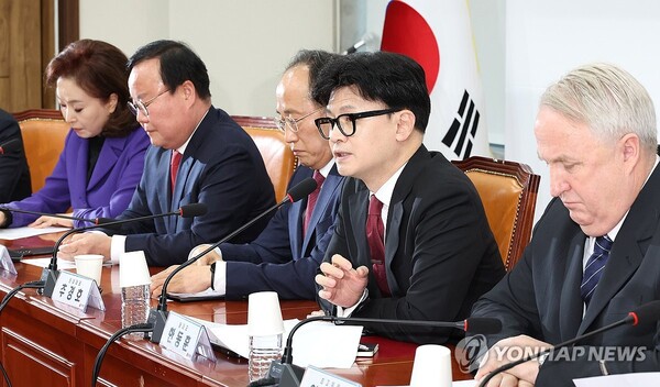국민의힘 한동훈 대표(오른쪽에서 두 번째)가 25일 오전 국회에서 열린 최고위원회의에서 발언하고 있다. /연합뉴스