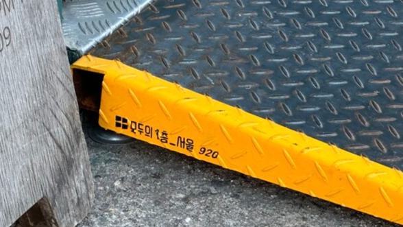 서울 영등포구 문래동의 한 카페에 '모두의 1층' 경사로가 설치돼있다. '모두의 1층'은 일반인들에겐 아무런 불편이 없는 낮은 계단이지만, 휠체어 사용자나 어르신들에겐 높은 장벽이 될 수 있는 건물 1층 입구에 경사로를 설치하는 캠페인이다. /서은정 기자