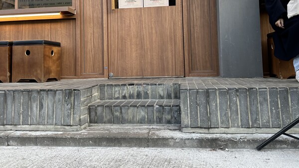 서울 영등포구 문래동의 한 상점 입구. 계단이 많아 이동 약자의 접근이 어려워 보인다. /서은정 기자