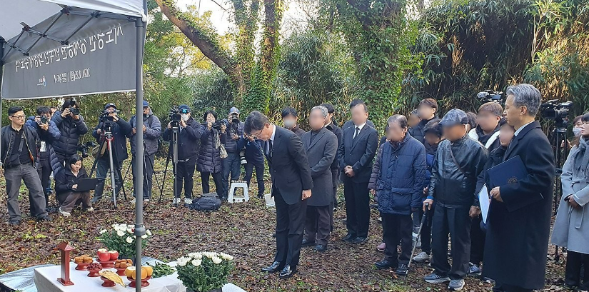 지난 25일 일본 니가타현 사도광산 조선인 기숙사 터에서 열린 사도광산 강제동원 한국인 희생자 추도식에서 박철희 주일 한국대사가 추도사를 하기 전 인사하고 있다. /연합뉴스
