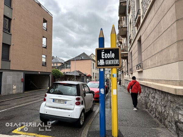 샹베리(Chambery) 초등학교 골목길. 색연필 표지판에 기분이 좋아진다. /사진=박재희