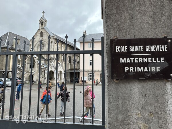 아이들에게는 동양 관광객 아줌마가 볼거리인 듯. 보슬비를 맞으며 뛰어와 인사하는 샹베리 아이들. /사진=박재희