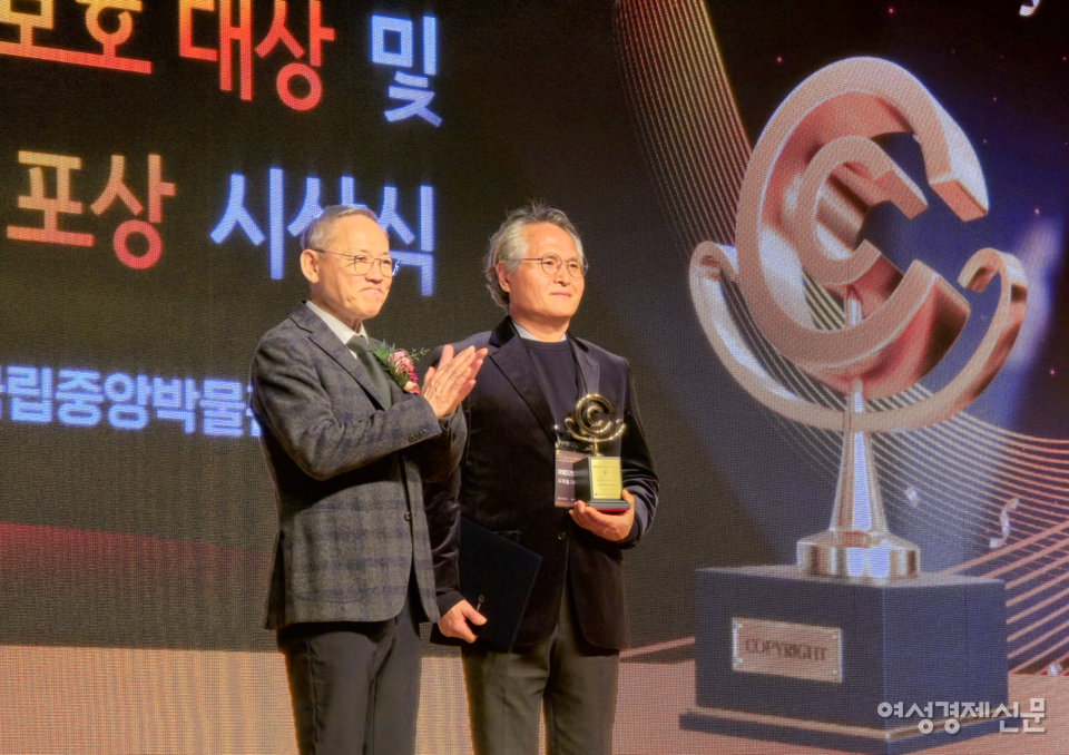 유제철 대표가 장관표창을 수상하고 있다. 왼쪽은 유인촌 문화체육관광부 장관. /김정수 기자