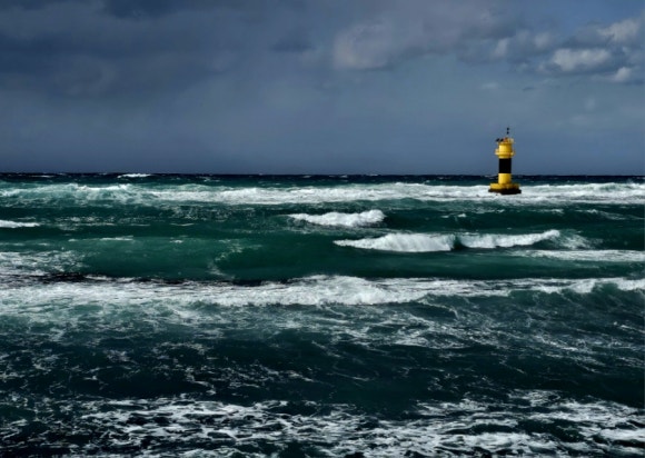 세찬 바람이 일으키는 파도와 포말. 겨울 바다의 매력입니다. /사진=한익종