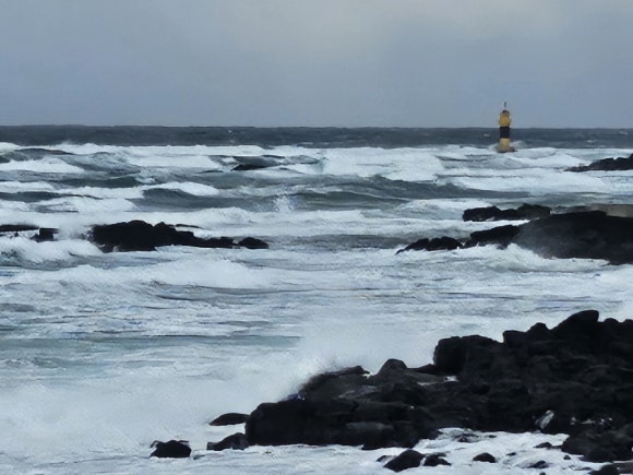 하얀 포말로 가득한 바다 /사진=한익종
