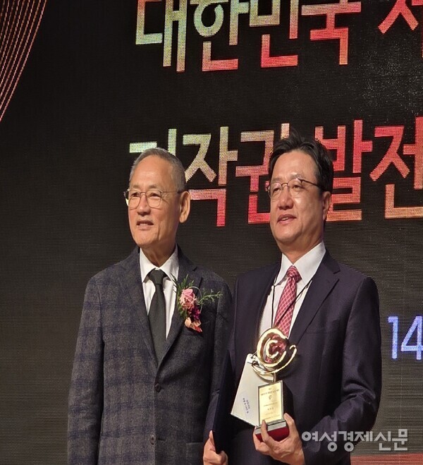 이성엽 고려대 교수가 유인촌 문화체육관광부 장관으로부터 상을 받았다. /여성경제신문DB