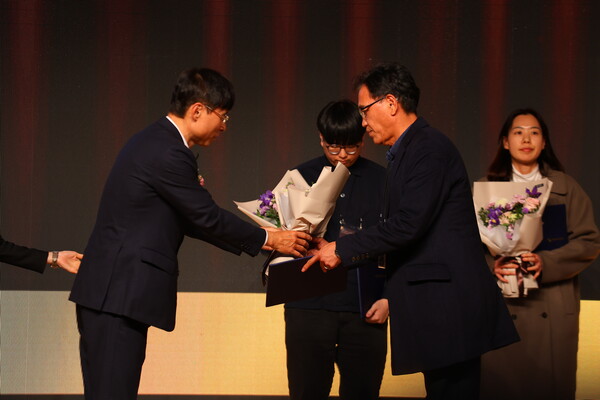 이날 열린 시상식에서 시상자들이 표창장과 꽃다발을 받고 있다. /여성경제신문