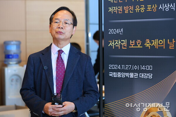 27일 서울 국립중앙박물관에서 열린 '2024 대한민국 저작권 보호 대상 및 발전 유공 포상'에서 박찬익 한국학술출판협회 회장이 저작권보호원 원장상을 수상했다. /류빈 기자