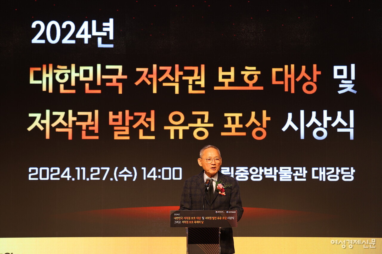 유인촌 문화체육관광부 장관이 27일 오후 서울 용산구 국립중앙박물관에서 개최된 2024년 대한민국 저작권 보호 대상 및 저작권 발전 유공 포상 시상식에서 축사를 하고 있다. /류빈 기자 